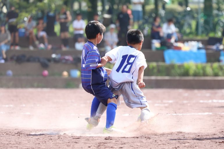 サッカーをしている小学生男児